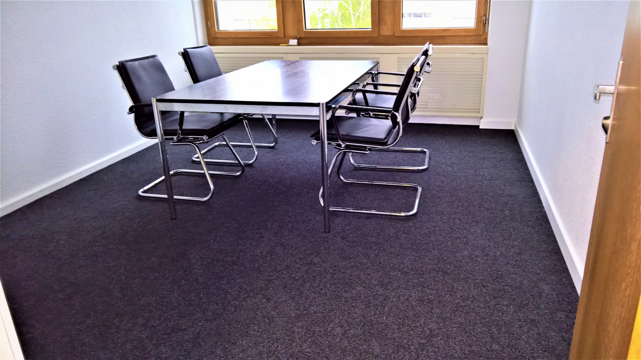 Besprechungsraum mit Teppichboden