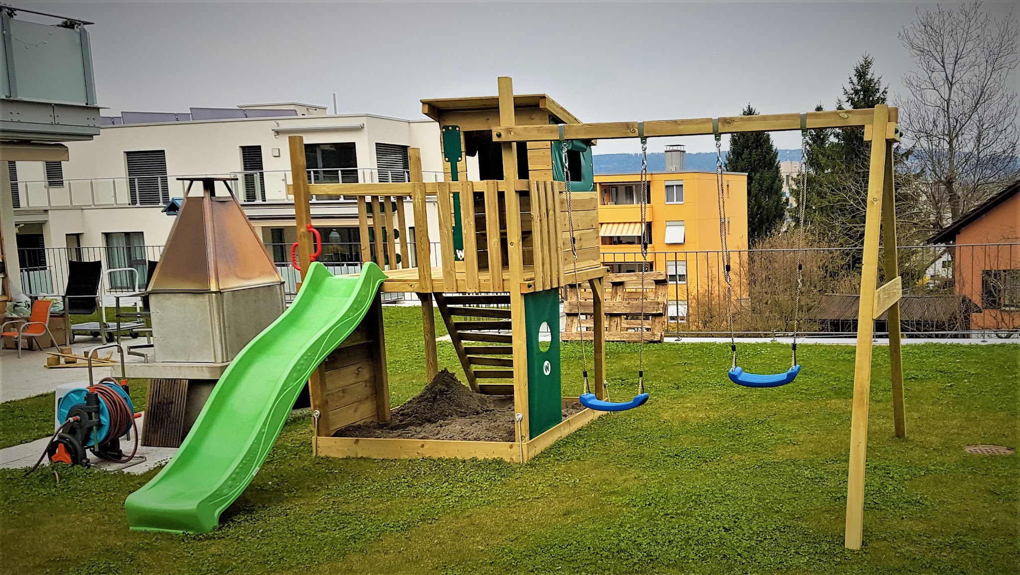 Holz-Spielturm mit Rutsche im Garten