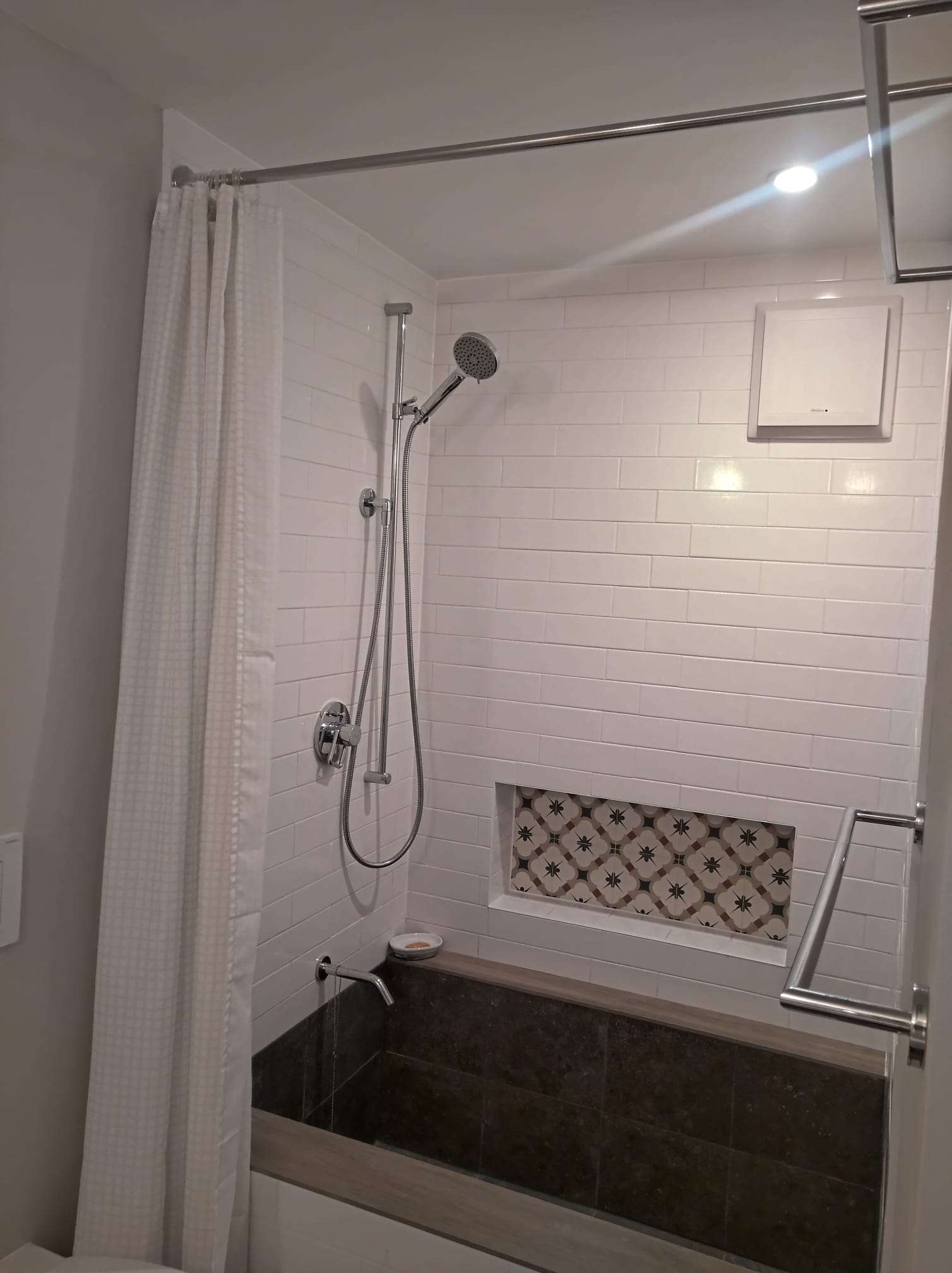 Renoviertes Badezimmer mit Wanne und Fliesennische