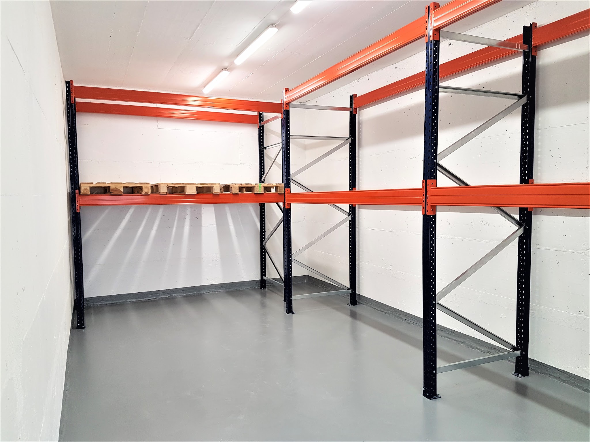 Lagerraum mit Palettenregal und Industrieboden